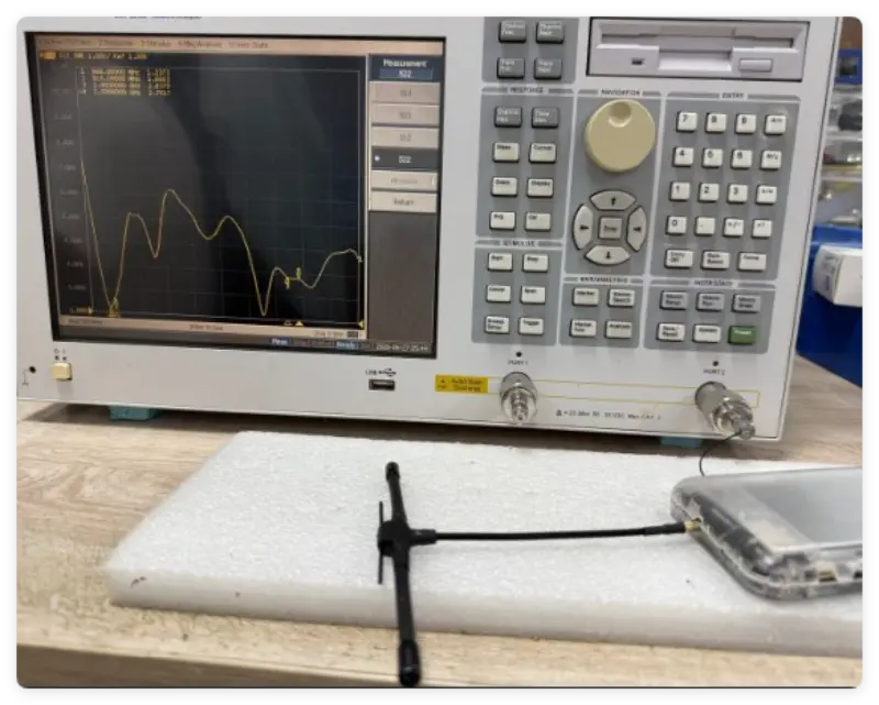အင်တင်နာကိုရွေးချယ်ရာတွင် VSWR (Voltage Standing Wave Ratio) ကို အာရုံစိုက်ရန် အဘယ်ကြောင့် အရေးကြီးသနည်း။
